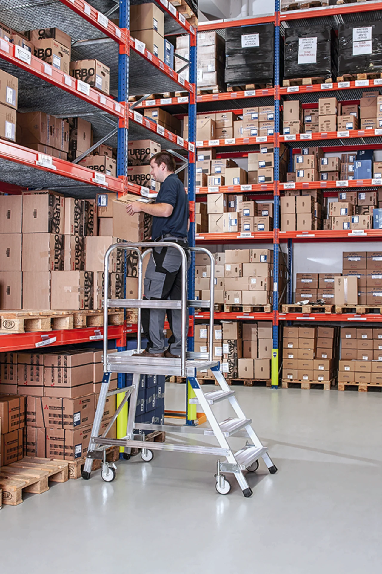 Zarges Egy oldalon járható gurulós dobogós lépcső - Image 2